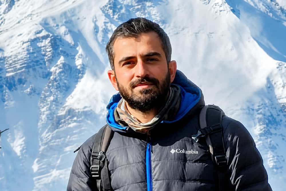 تصویری از حامد تیزرویان در کوهستان پُربرف