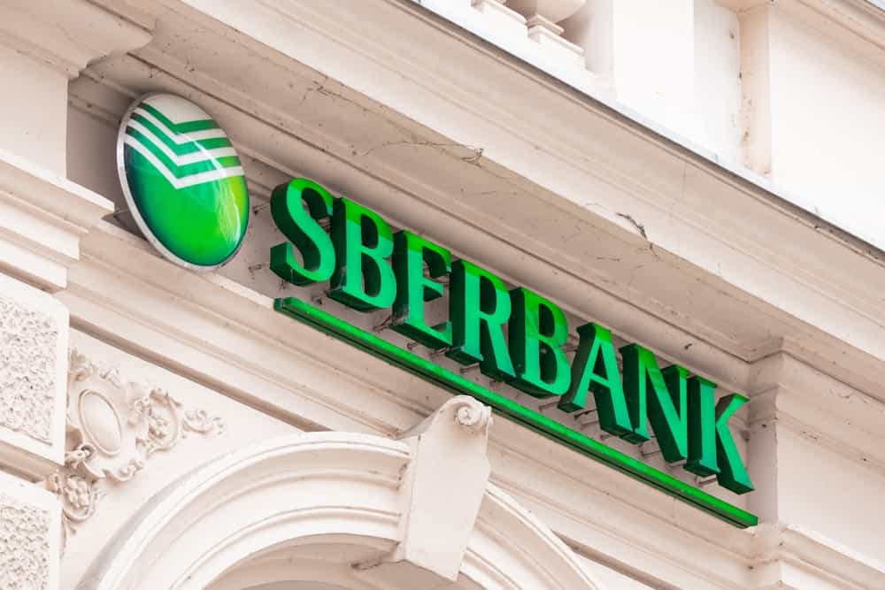 اسلوونی، لیوبلیانا -لوگوی Sberbank روی ساختمان. تابلوی بانک روسیه
