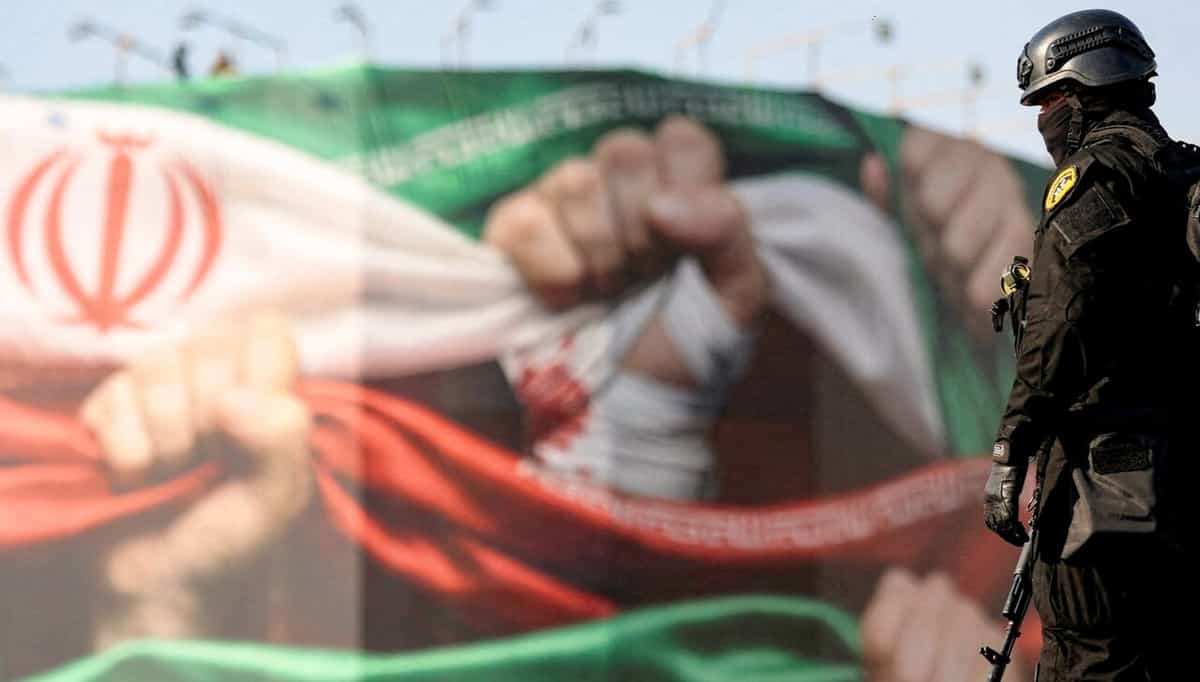 یک بیلبورد با پرچم‌های ایران در تهران- وانا