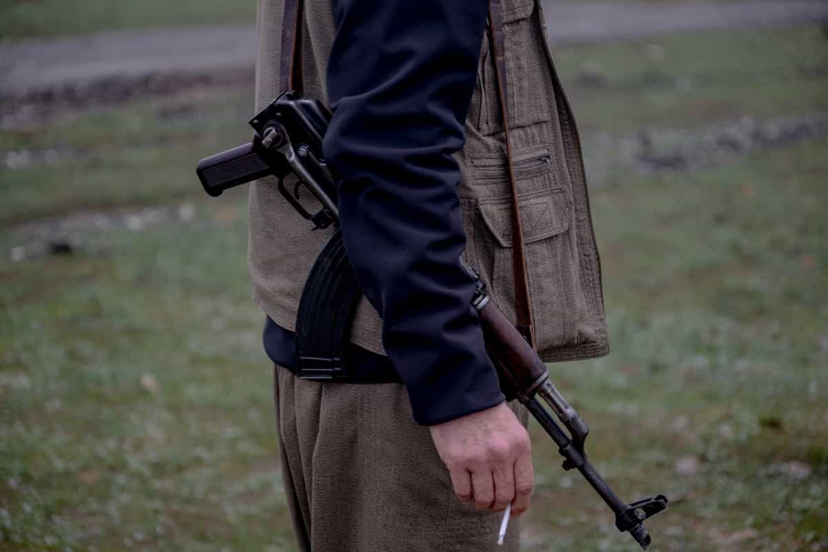 یکی از رزمندگان حزب حیات آزاد کردستان (پژاک)، در حالی که تفنگش را در دست دارد، در موقعیتی نزدیک به مرز عراق با ایران در منطقه خودمختار کردستان عراق ایستاده است. ۸ مارس ۲۰۲۶. خبرگزاری فرانسه