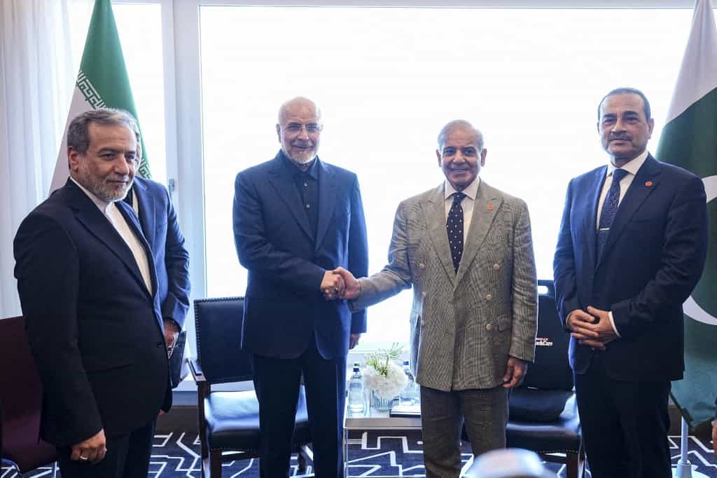محمد باقر قالیباف، رئیس مجلس ایران (دومین نفر از چپ) در دیداری در زوریخ، سوئیس، در ۲۱ ژوئن ۲۰۲۶ با شهباز شریف، نخست وزیر پاکستان (دومین نفر از راست) دست میدهد.