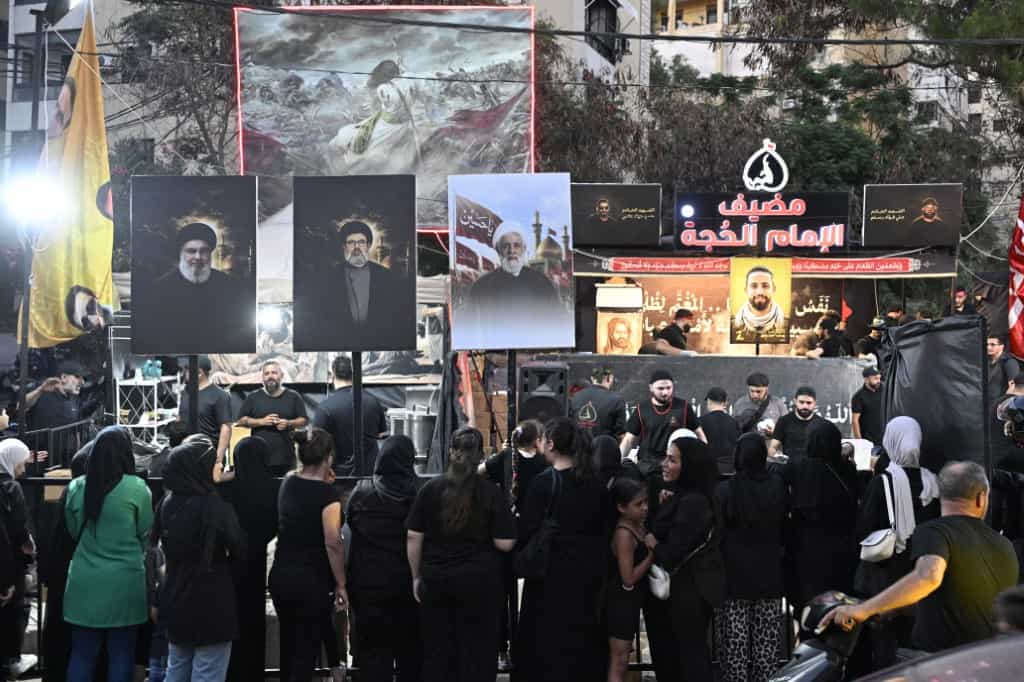 بیروت، لبنان - ۲۳ ژوئن: در چارچوب فرا رسیدن ماه محرم و سالگرد واقعه کربلا، غذای نذری و آشورا در چادرهای خیریه بین مردم محل در منطقه ضاحیه، جنوب پایتخت لبنان، توزیع میشود. این در حالی است که حملات اسرائیل همچنان ادامه دارد. ۲۳ ژوئن ۲۰۲۶. (عکس: حسام شبارو / آنادولو) عکاس: Houssam Shbaro / ANADOLU / Anadolu via AFP