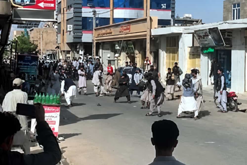 این تصویر یک درگیری خیابانی در جبرئیل هرات را نشان می‌دهد که چند نفر در حال گرفتن ویدئو از آن هستند.