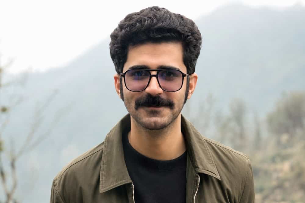تصویری از چهره امیرحسین باقری علویجه با لبخندی بر لب و عینکی بر چشم