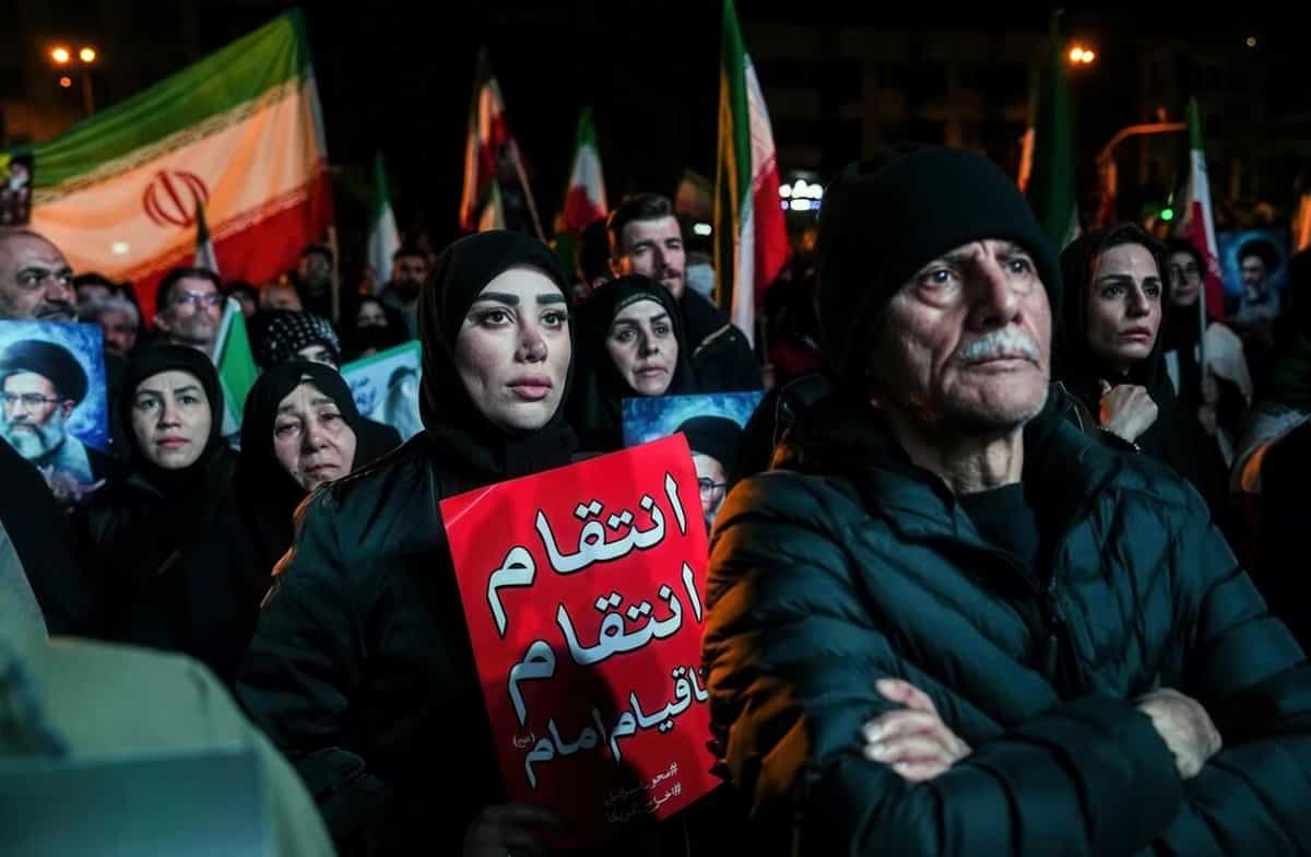 انتقام، انتقام تا قیام امام. تجمعات شبانه در میدان انقلاب تهران. عکس: تابناک