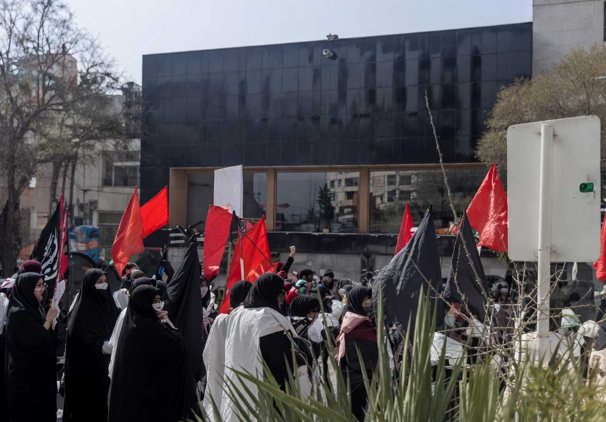 تجمع زنان کفن‌پوش مقابل نمایندگی وزارت خارجه در مشهد با شعارهای: «مرگ بر عراقچی بی‌شرف سازش‌کار» «مرگ بر عراقچی بی‌شرف نفوذی» عکس: شبکه‌های اجتماعی