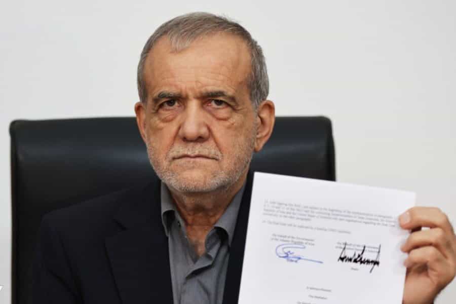 مسعود پزشکیان متن تفاهمنامهای را که امضای او و دونالد ترامپ، رئیسجمهور آمریکا پای آن است، نشان میدهد.