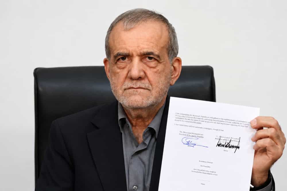 مسعود پزشکیان متن تفاهمنامهای را که امضای او و دونالد ترامپ، رئیسجمهور آمریکا پای آن است، نشان میدهد.