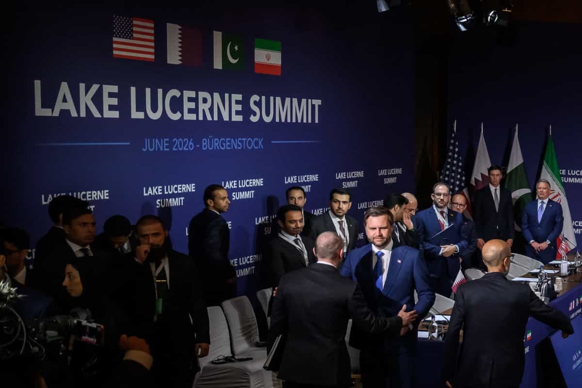 جیدی ونس، معاون رئیسجمهور ایالات متحده آمریکا در حال دست دادن با حاضران در سالن مذاکرات