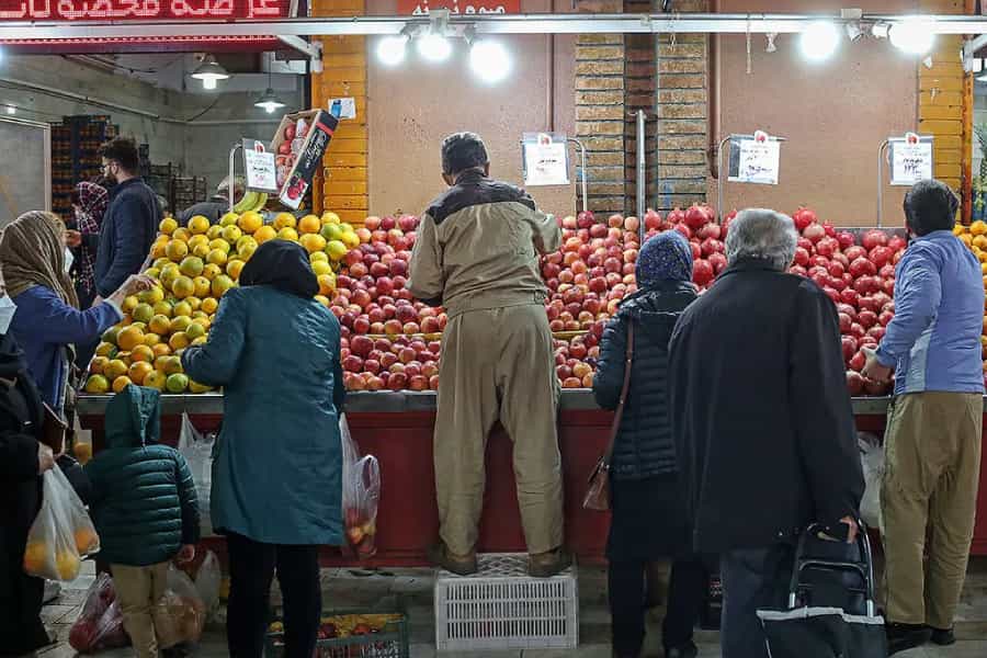 تصویری از یک بازار میوه در ایران
