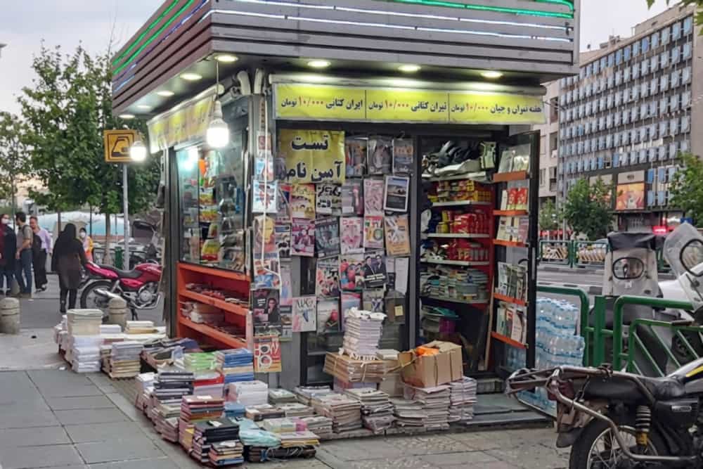 تصویری از یک دکه روزنامهفروشی در ایران