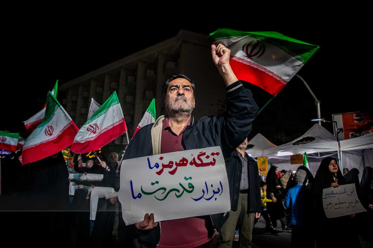 تظاهرکنندهای در تهران نوشتهای با مضمون بستن تنگه هرمز در دست دارد- مهر