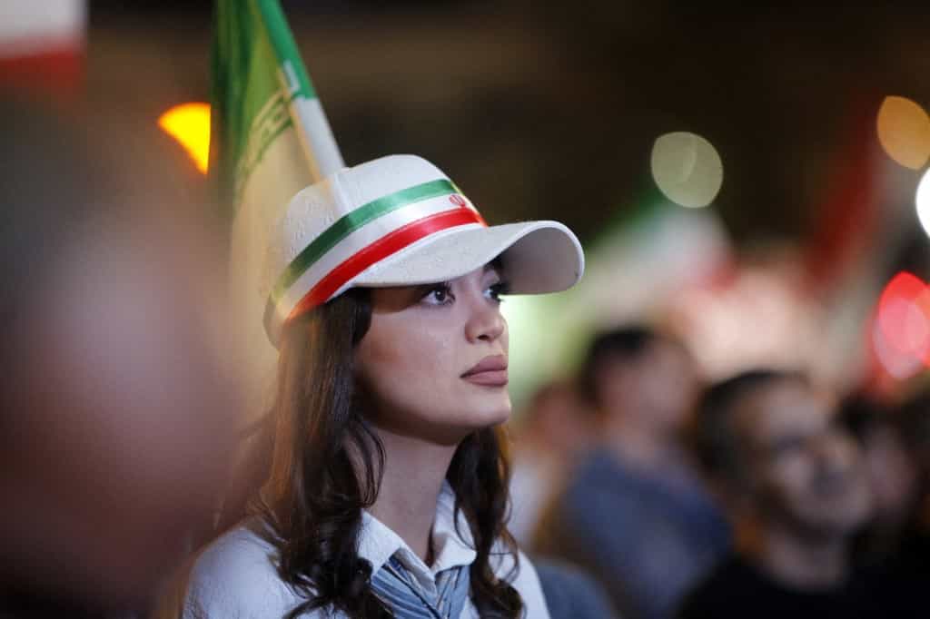 یک دختر بی حجاب در تظاهرات شبانه