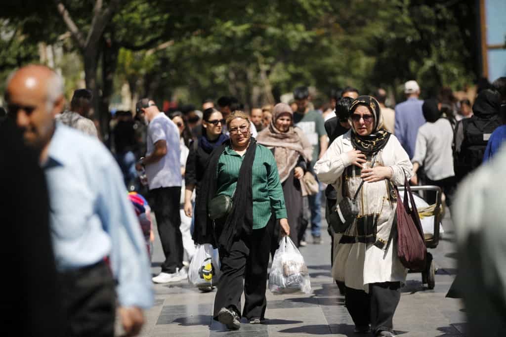 پس از آنکه در ۱۵ ژوئن ۲۰۲۶ در تهران، ایران، از اجماعی که امکان جستجوی سازش در مورد مسائل مختلف از جمله مسائل هستهای و پایان دادن به جنگ را فراهم میکند، استقبال شد، زندگی روزمره در خیابانها ادامه دارد.