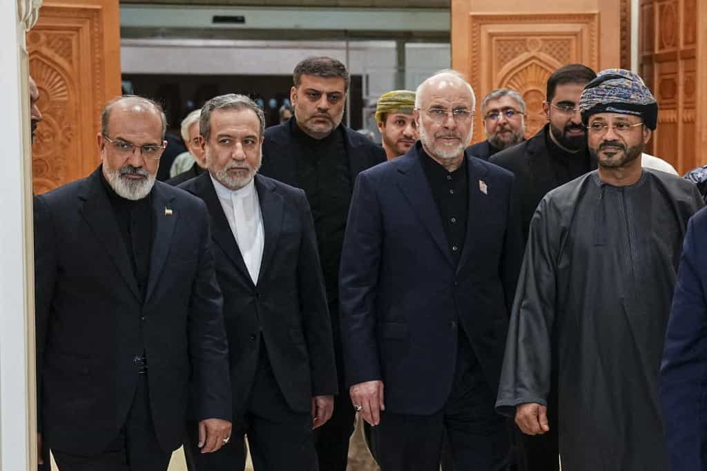 عباس عراقچی، وزیر امور خارجه ایران (دومین نفر از چپ)، محمد باقر قالیباف، رئیس مجلس ایران (دومین نفر از راست) و بدر بن حمد البوسعیدی، وزیر امور خارجه عمان (راست)