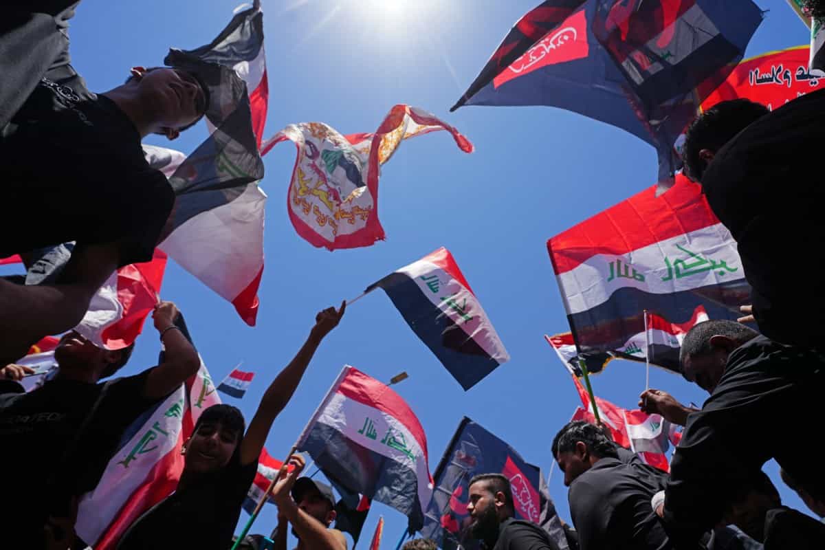 حامیان روحانی شیعه مقتدی صدر، در حالی که پرچمها را تکان میدهند، در تظاهراتی در نجف در تاریخ ۳ ژوئیه ۲۰۲۶ شرکت کردهاند که از کمپین ضدفساد دولت نخستوزیر عراق، علی الزیدی، حمایت میکند. نخستوزیر جدید عراق، علی الزیدی، که اخیراً با حمایت ایالات متحده بر سر کار آمده، دو وعده اصلی داده است: مبارزه با فساد و تضمین انحصار دولت بر سلاحها.