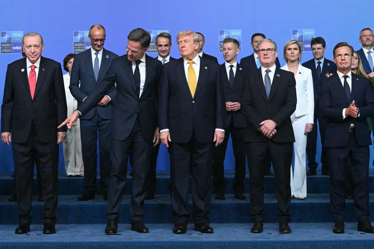 جب طیب اردوغان، رئیس‌جمهور ترکیه، فریدریش مرتس، صدراعظم آلمان، مارک روته، دبیرکل ناتو، دونالد ترامپ، رئیس‌جمهور ایالات متحده، کیر استارمر، نخست‌وزیر بریتانیا، کریسترون فراستادوتیر، نخست‌وزیر ایسلند و دیگر رهبران ناتو، در جریان نشست ناتو در مجتمع ریاست‌جمهوری بِشتِپه در آنکارا، ترکیه، روز ۸ ژوئیه ۲۰۲۶، برای عکس خانوادگی ژست گرفته‌اند. این نشست در شرایطی پرتنش برای اتحاد ترانس‌آتلانتیک ۷۷ ساله برگزار می‌شود؛ جایی که رئیس‌جمهور آمریکا از اعضای ناتو خواسته به تعهدات خود برای افزایش شدید هزینه‌های دفاعی عمل کنند، در حالی که واشنگتن در حال عقب‌نشینی تدریجی از اروپا است.