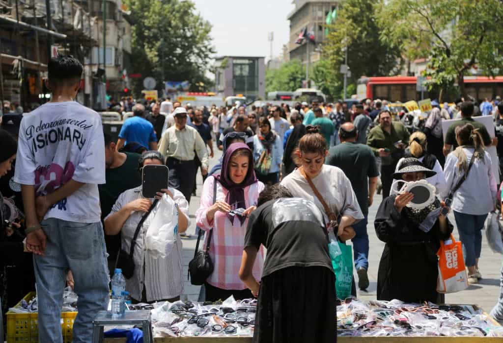 تهران، ایران - ۲۲ ژوئیه: زندگی روزمره در مراکز تجاری، مناطق خرید و بازارها علیرغم حملات هوایی آمریکا در اواخر شب به ایران و افزایش تنش‌ها بین دو کشور در تهران، ایران در ۲۲ ژوئیه ۲۰۲۶ ادامه دارد.