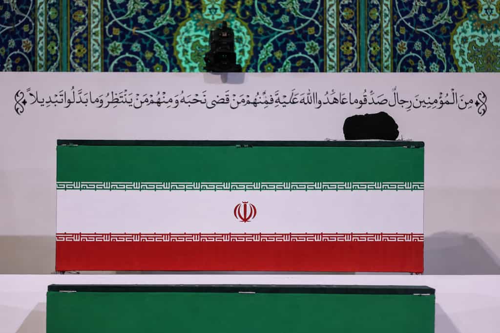 تصویری از تابوت علی خامنه‌ای که روی آن عمامه او قرار دارد. پرچم جمهوری اسلامی نیز دور تابوت بسته شده است.