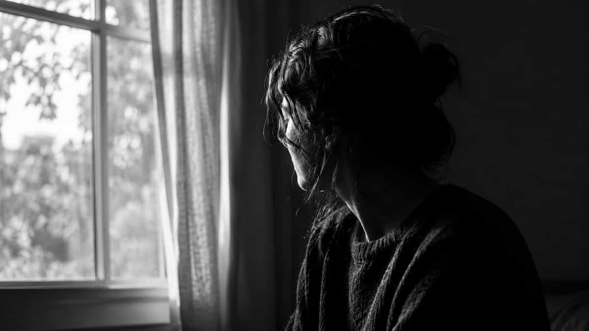 نیمرخ یک زن در کنار پنجره