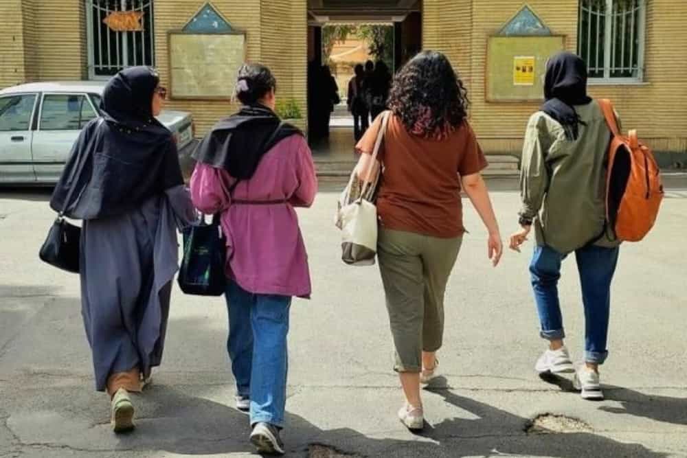 تصویری از چند دانشجوی دختر