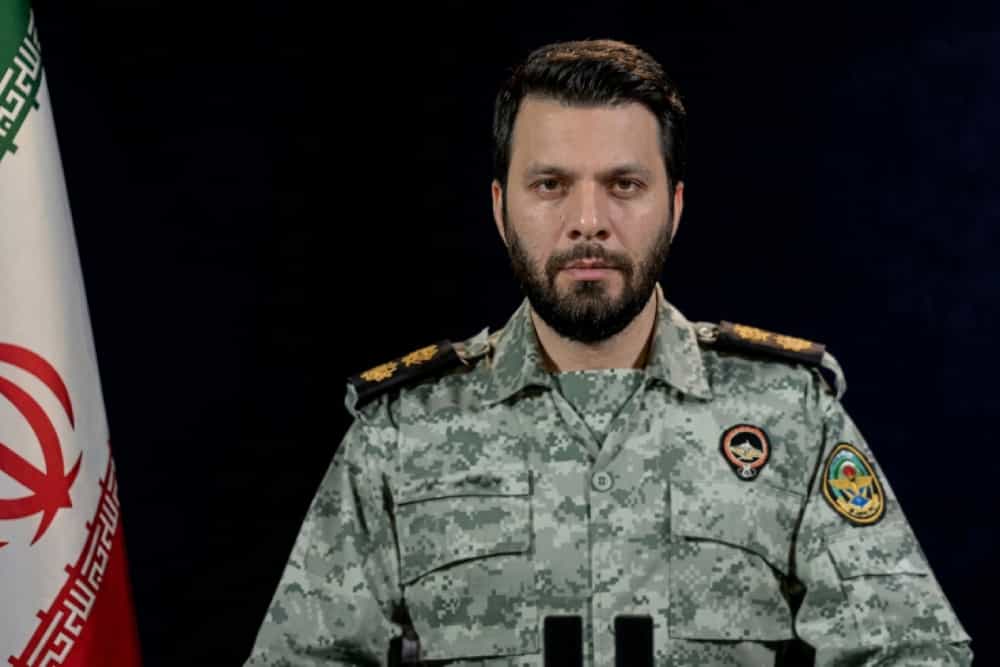 چهره ابراهیم ذوالفقاری، سخنگوی قرارگاه مرکزی خاتم‌الانبیاء با لباس نظامی،