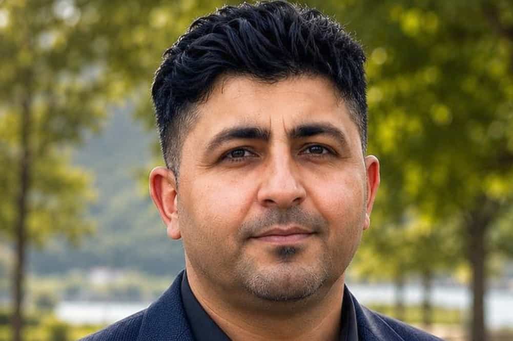 تصویری از چهره کاوه عربیان با لبخندی بر لب