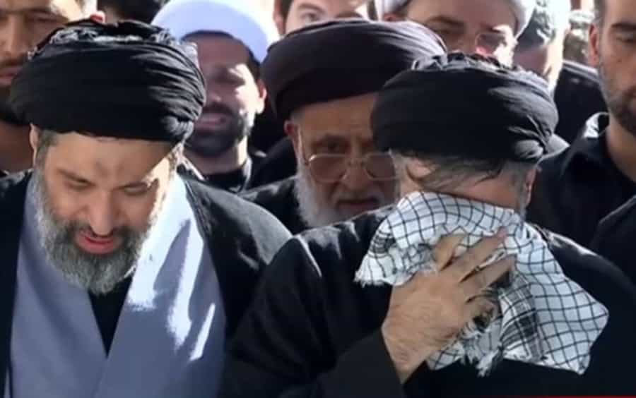 در مراسم نماز میت سید علی خامنهای در روز ۱۴ تیر در مصلای تهران، سه پسر او حاضر بودند: میثم، مسعود و مصطفی. مجتبی خامنهای که جانشین او شده است، غایب بود.