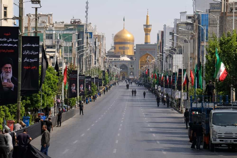 تصویری از شهر مشهد با پلاکاردهایی از علی خامنهای در خیابان