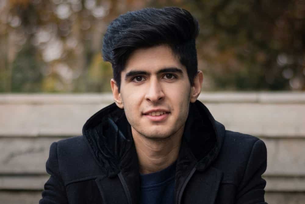 تصویری از چهره مهدی خانکی با لبخندی بر لب