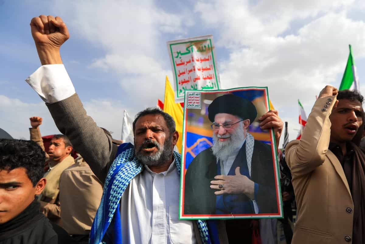 یکی از حامیان حوثی‌های یمن تصویری از علی خامنه‌ای، رهبر کشته‌شده جمهوری اسلامی را در دست دارد و فریاد می‌زند.
