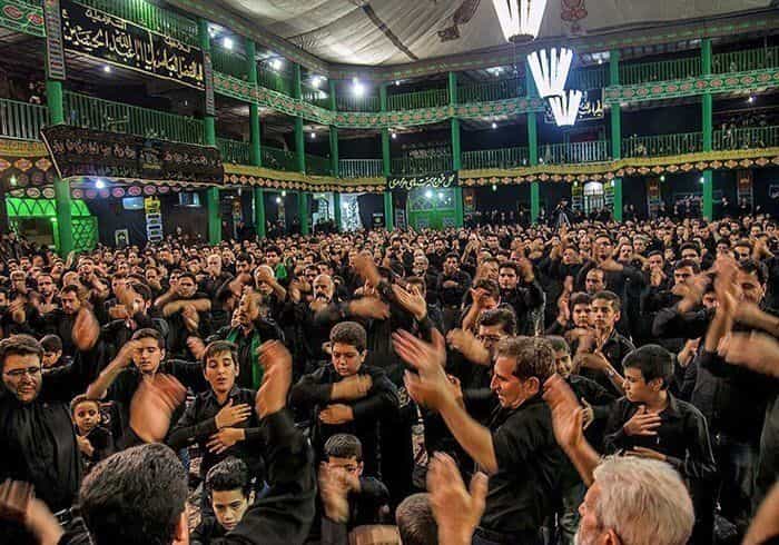 مردان در حال سینه زنی در هیئت بعث یزد