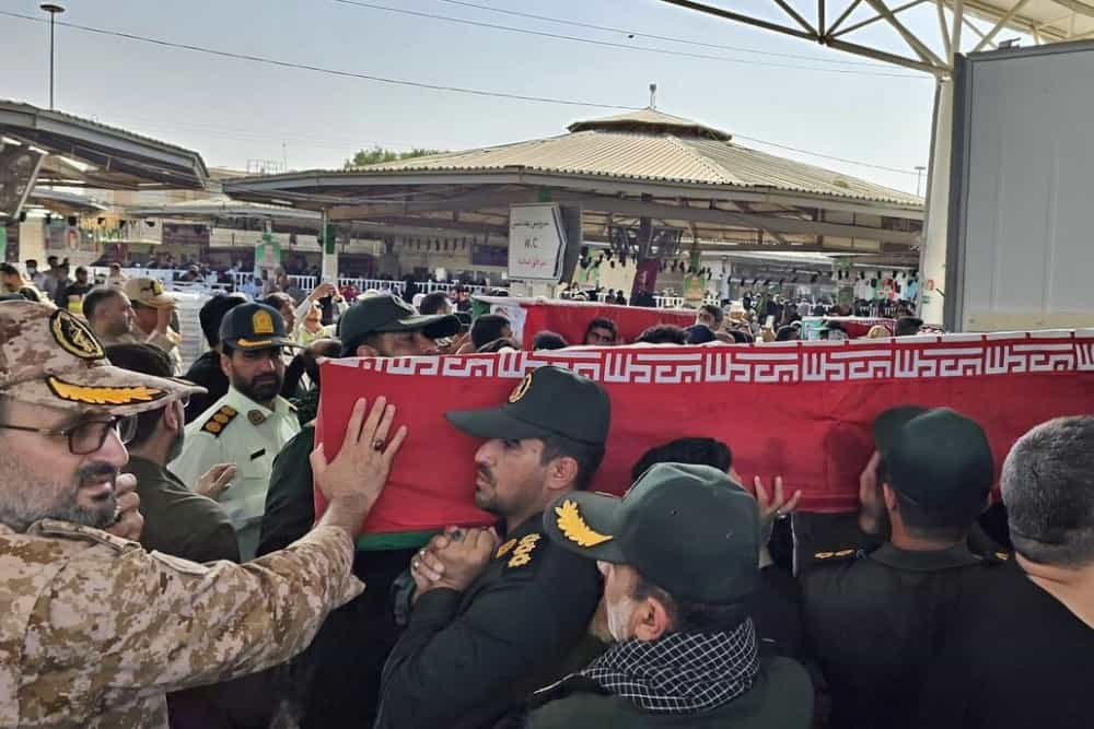 عدهای از نظامیان جمهوری اسلامی تابوت یکی از اعضای سپاه پاسداران را در دست گرفتهاند.