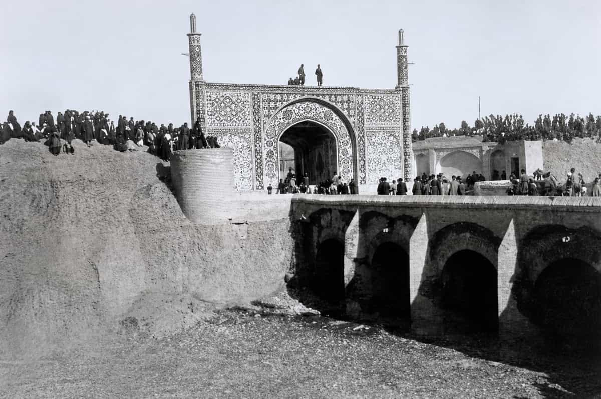 مردم در استقبال ستارخان در تهران