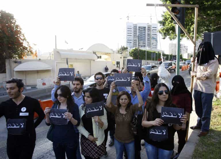 حدود ۲۵ فعال حقوق بشر لبنانی در ۱ آوریل ۲۰۱۰ در اعتراض به مجازات اعدام، در مقابل سفارت عربستان سعودی در بیروت، با برپایی یک چوبه دار ساختگی با یک آدمک بر روی طناب، اعتراض کردند.