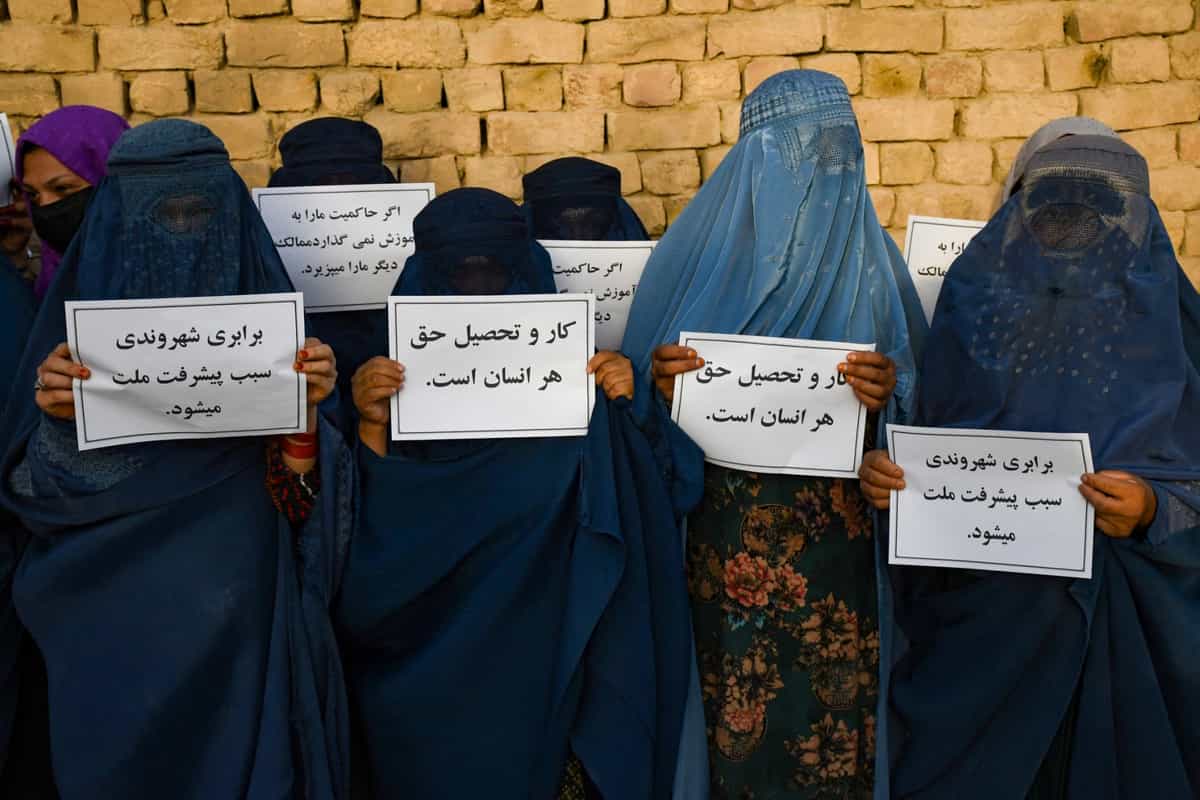 زنان برقعپوش افغان در مزار شریف در ۱۲ آگوست ۲۰۲۳ با در دست داشتن پلاکاردهایی برای حق تحصیل خود اعتراض میکنند. (عکس از عاطف آریان / خبرگزاری فرانسه)