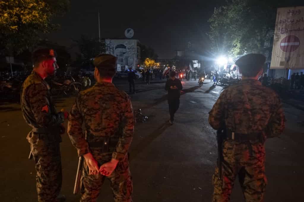 ماموران پلیس ایران شامگاه ۱۵ تیر ۱۴۰۵، در آستانه برگزاری مراسم تشییع جنازه در تهران، منطقهای در خارج از مسجد جامع امام خمینی را تحت نظر دارند.