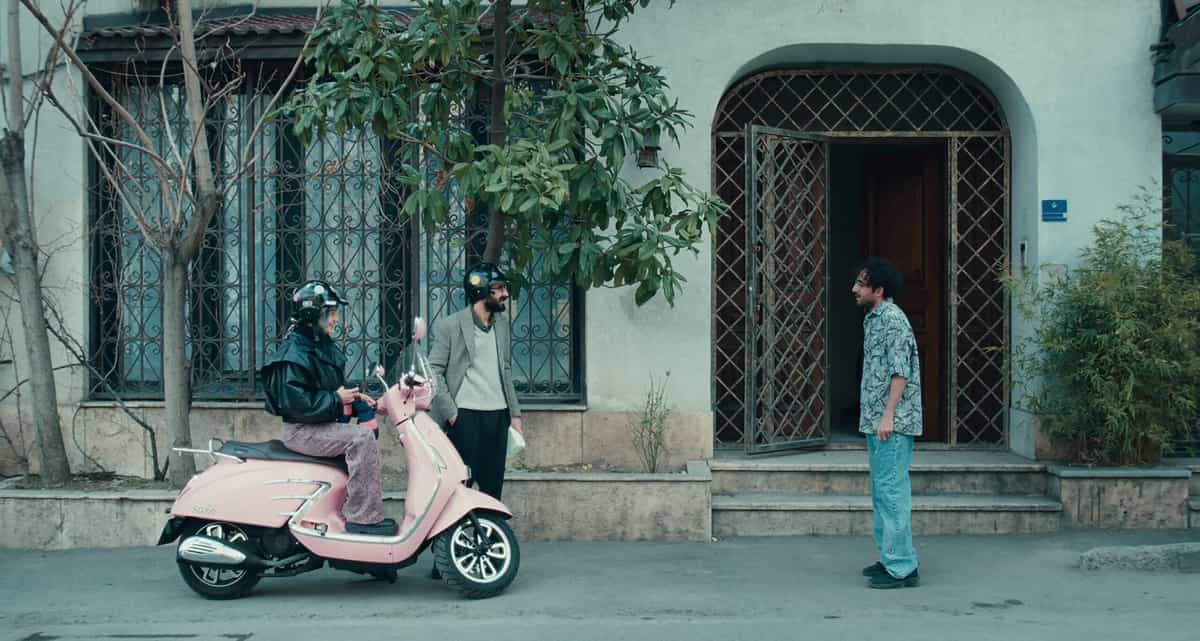 سه تااز بازیگران فیلم کمدی الهی در خیابان روی موتور
