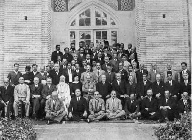 شرکت‌کنندگان کنگره هزاره فردوسی در مقابل تالار دارالفنون،