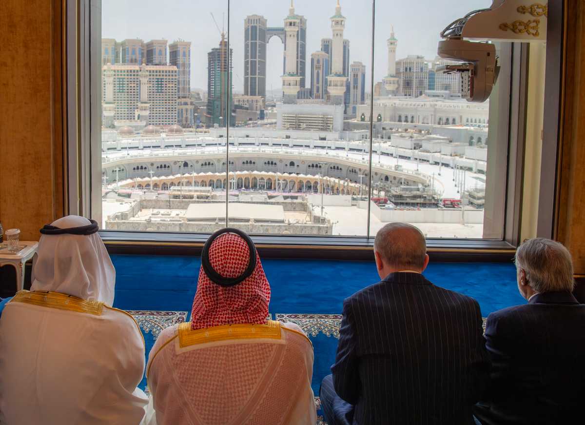 محمد بن سلمان، ولیعهد عربستان سعودی، رجب طیب اردوغان، رئیس جمهور ترکیه و شهباز شریف، نخست وزیر پاکستان، پس از امضای توافقنامه دفاع مشترک مکه، نماز جمعه را در مسجد الحرام در مکه اقامه کردند.