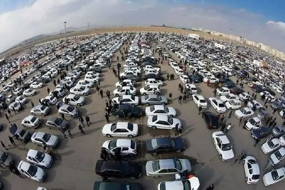 تصویری از صدها خودرو در بازار خودرو در ایران