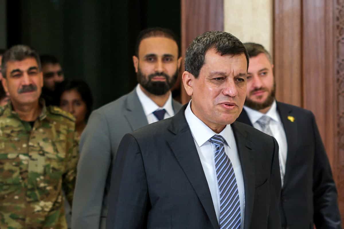 مظلوم عبدی به‌همراه گروهی از رهبران کُرد وارد سالن کاخ خلق در دمشق می‌شود.