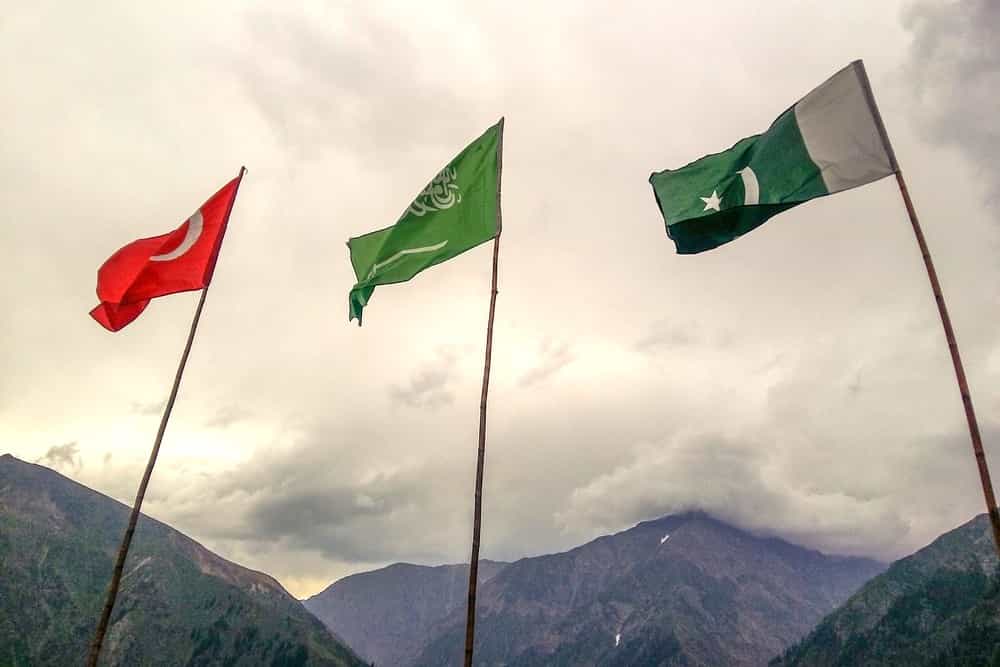 تصویری از پرچم‌های پاکستان، عربستان سعودی و ترکیه در یک کوهسار