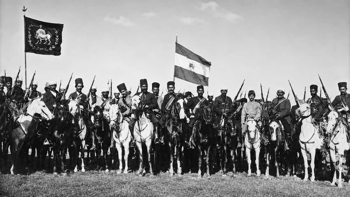سوارکارانی با پرچم ایران در دوران مشروطه
