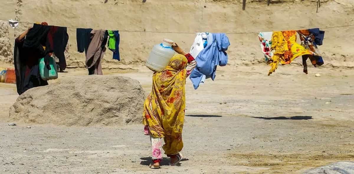 یک زن کولبر آب در خشکی