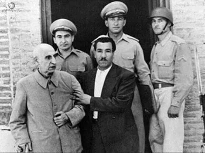 محمد مصدق و چند مرد و ژاندارم دیگر