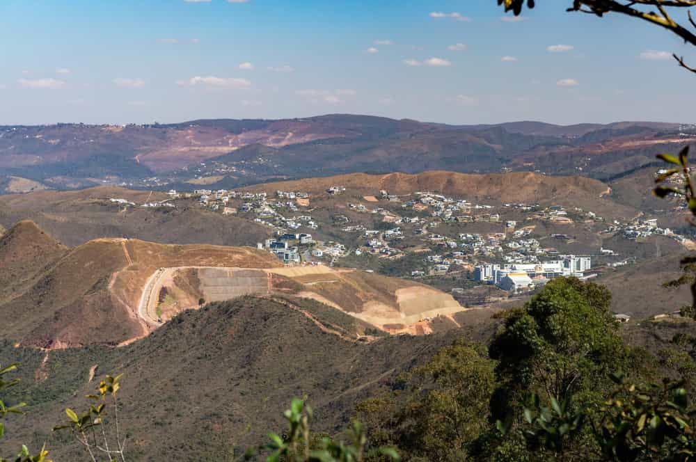 یک گودال معدنی در ناحیه غربی شهرداری نوا لیما از مسیر پیادهروی پارک Serra do Curral (Curral Ridge) در منطقه Mangabeiras دیده میشود.