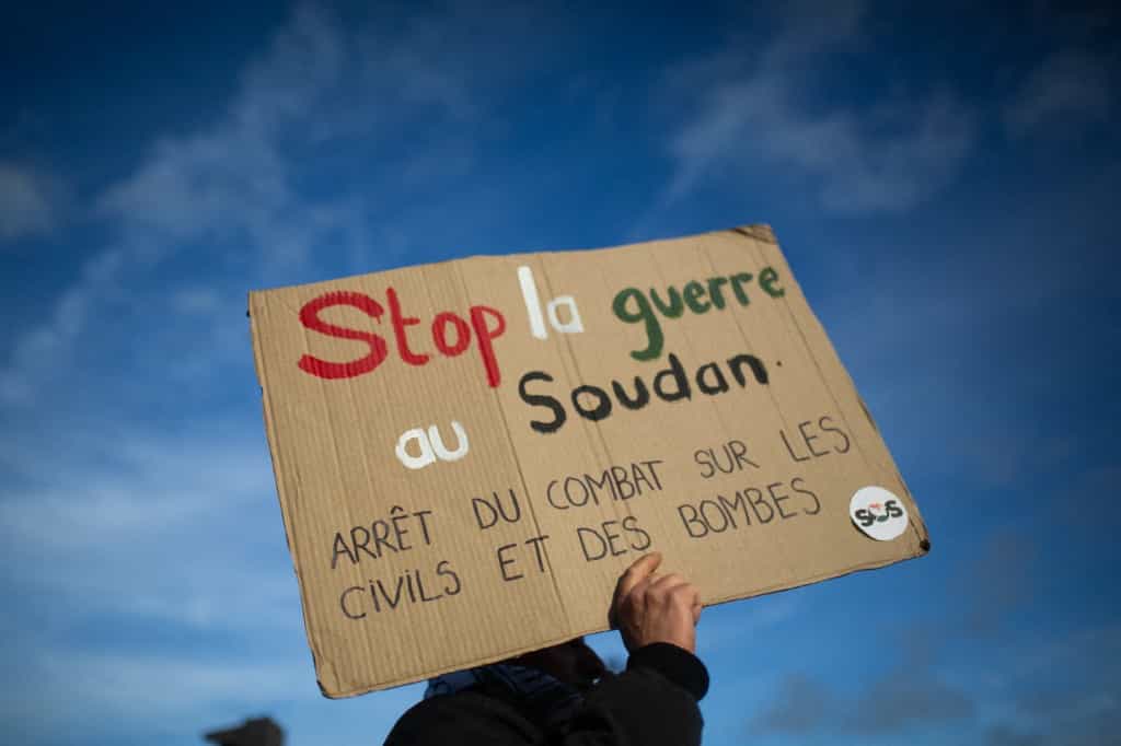 «جنگ در سودان را متوقف کنید» − تظاهراتی در پاریس، اول نوامبر ۲۰۲۵ (عکس از AFP)