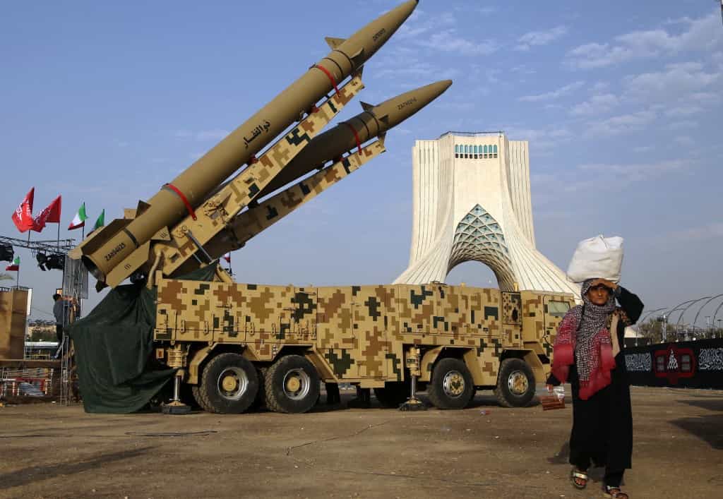 موشک‌های «ذوالفقار» و «قدر» در کنار ماکت فلزی یک زیردریایی کوچک در میدان آزادی تهران به نمایش گذاشته شدند