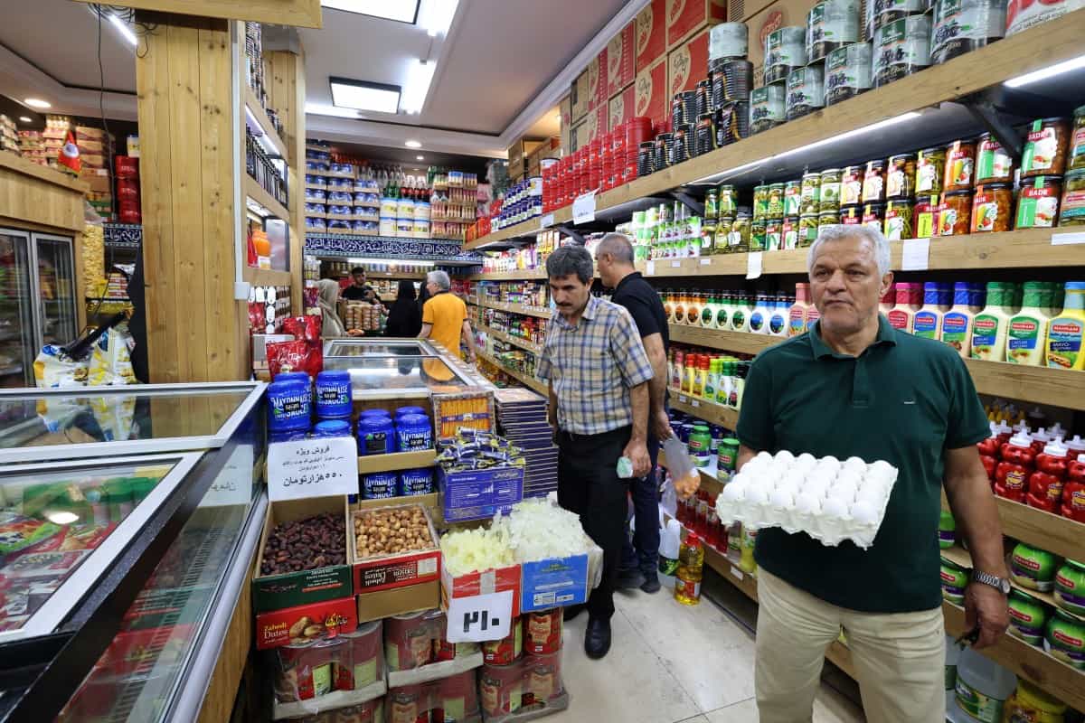 مشتریان در حال خرید از یک فروشگاه مواد غذایی در جنوب تهران